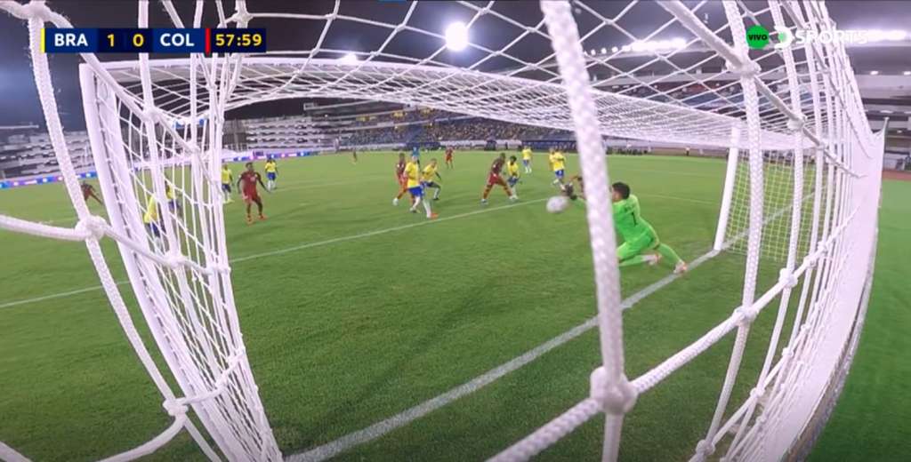 El arquero de Brasil evitó un golazo de Colombia en el Preolímpico