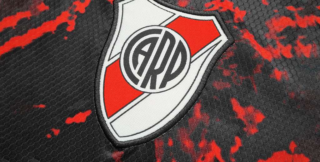 Adidas lanzó la nueva camiseta de River con un diseño inesperado