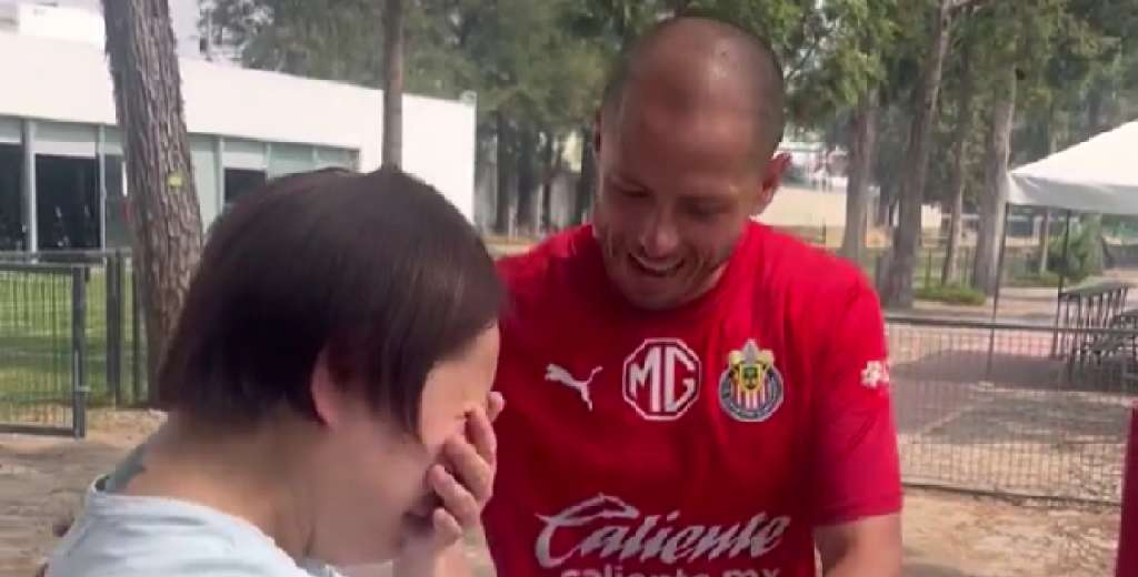 Emoción total: viajó desde Honk Kong solo para conocer a Chicharito... ¡y lo logró!