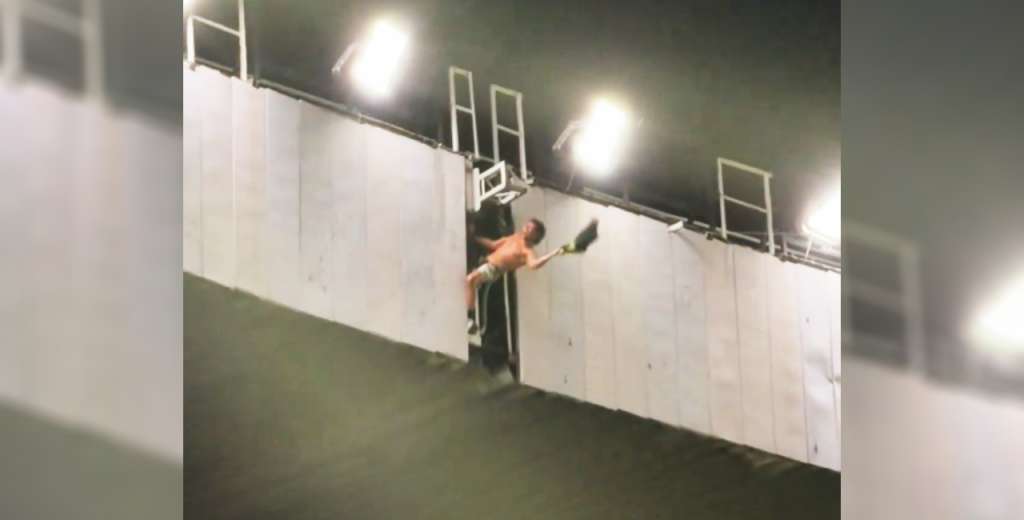 ¡Está loco! Un hincha de América se subió a festejar al techo del Estadio Azteca
