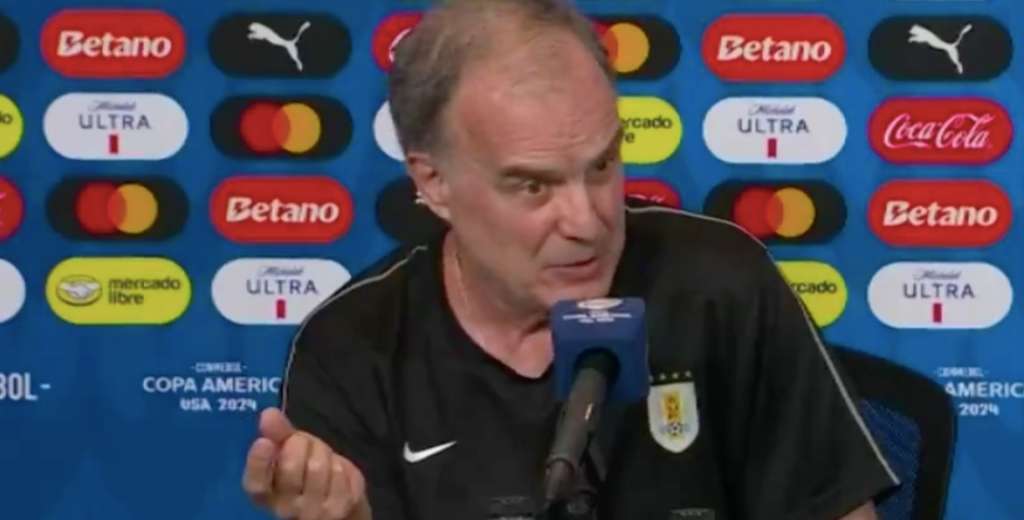 Un periodista se enojó y se fue indignado: Bielsa lo exterminó por completo