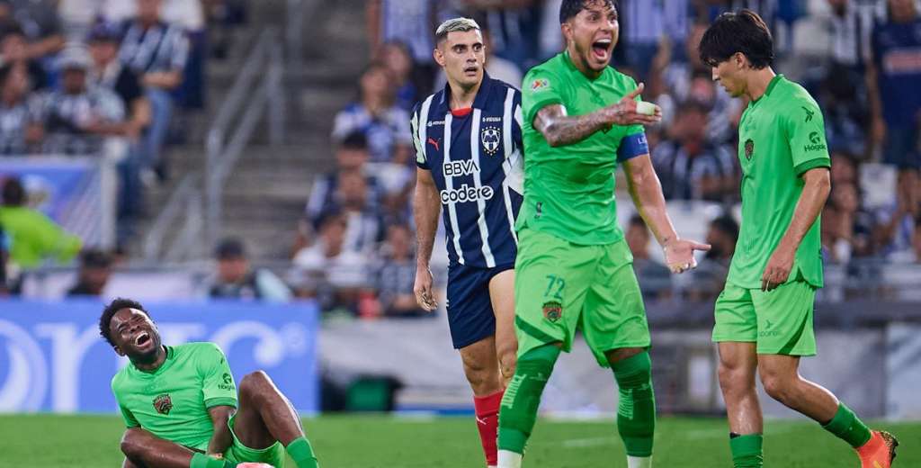 Piden inhabilitación para el argentino de Rayados que fracturó al colombiano de Juárez